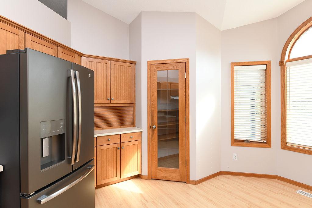 2002 single family home for sale at 8018 Aquarius Drive in Fargo, ND — 5 bed, 3 bath (photo 13 of 38)