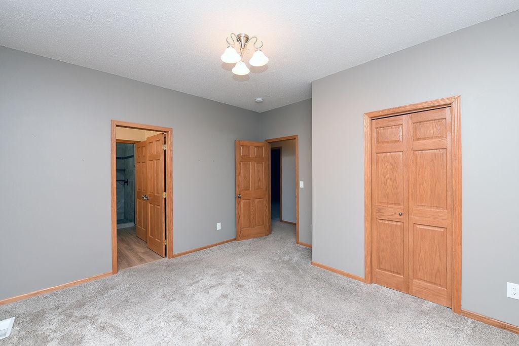 2002 single family home for sale at 8018 Aquarius Drive in Fargo, ND — 5 bed, 3 bath (photo 16 of 38)