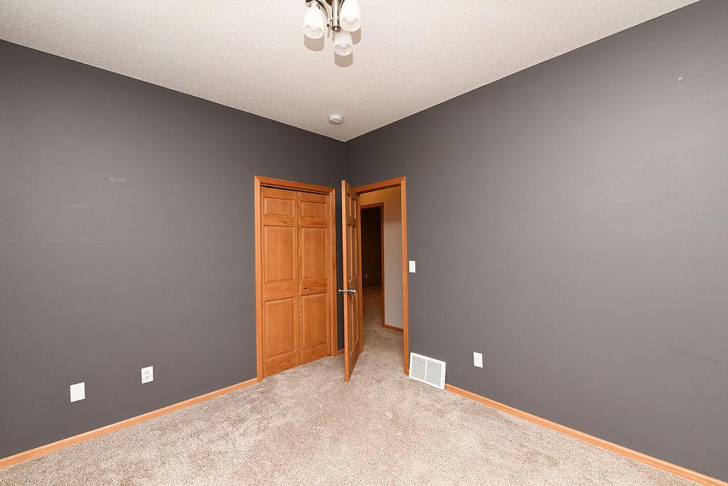 2002 single family home for sale at 8018 Aquarius Drive in Fargo, ND — 5 bed, 3 bath (photo 22 of 38)