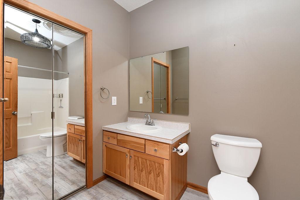 2002 single family home for sale at 8018 Aquarius Drive in Fargo, ND — 5 bed, 3 bath (photo 24 of 38)