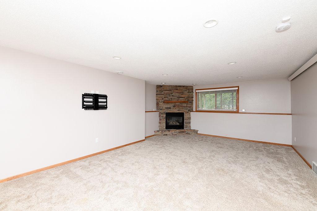2002 single family home for sale at 8018 Aquarius Drive in Fargo, ND — 5 bed, 3 bath (photo 26 of 38)