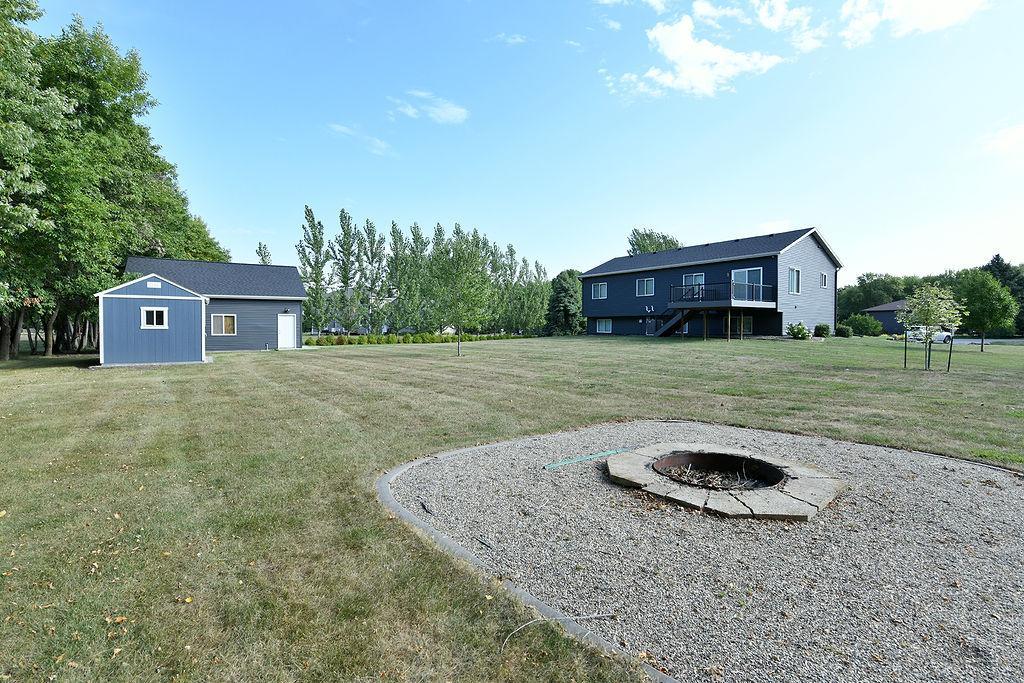 2002 single family home for sale at 8018 Aquarius Drive in Fargo, ND — 5 bed, 3 bath (photo 4 of 38)