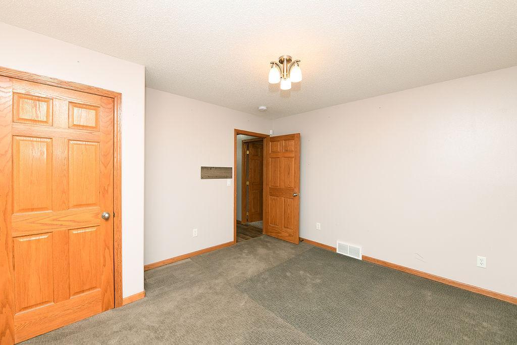 2002 single family home for sale at 8018 Aquarius Drive in Fargo, ND — 5 bed, 3 bath (photo 32 of 38)