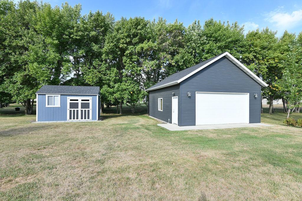 2002 single family home for sale at 8018 Aquarius Drive in Fargo, ND — 5 bed, 3 bath (photo 37 of 38)