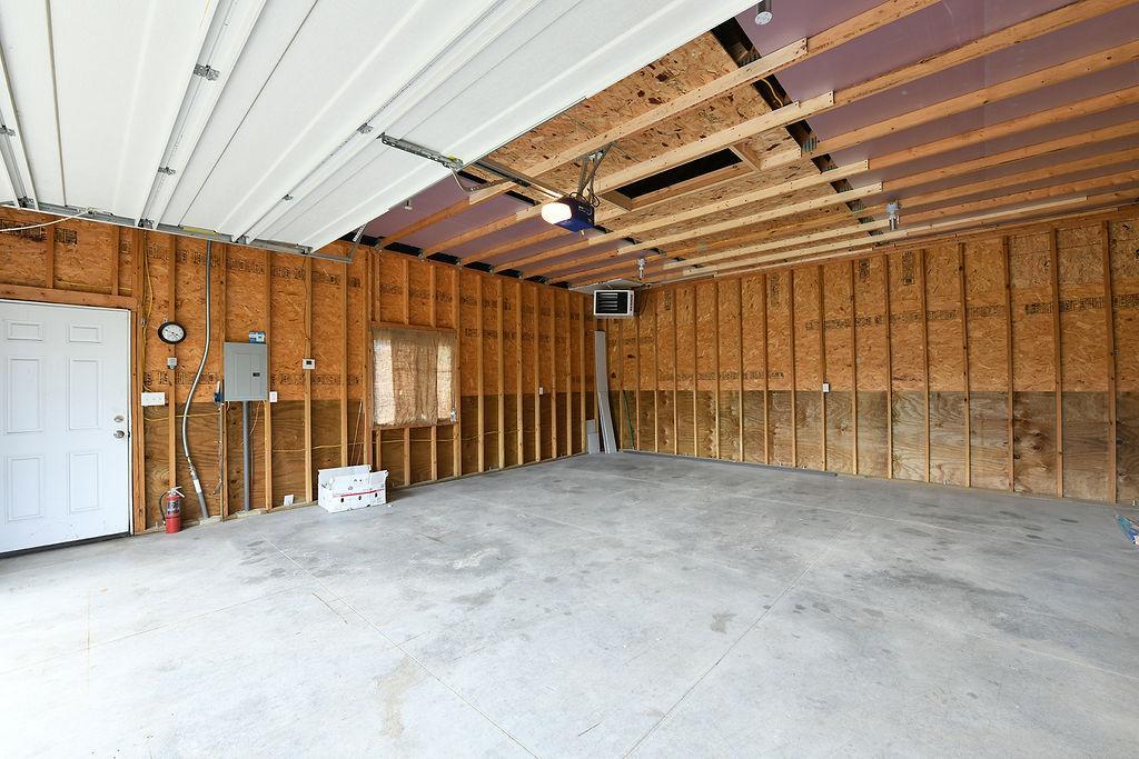 2002 single family home for sale at 8018 Aquarius Drive in Fargo, ND — 5 bed, 3 bath (photo 38 of 38)