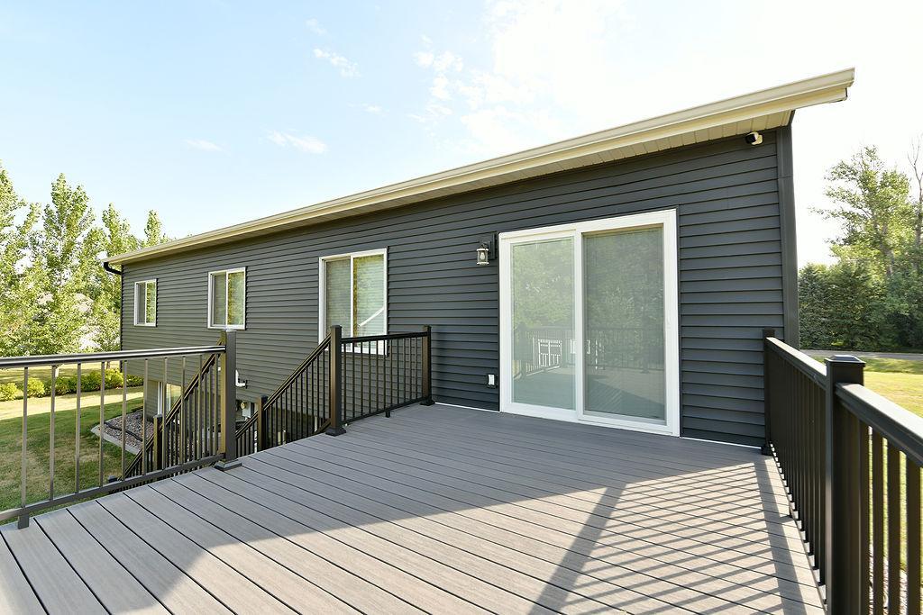 2002 single family home for sale at 8018 Aquarius Drive in Fargo, ND — 5 bed, 3 bath (photo 5 of 38)