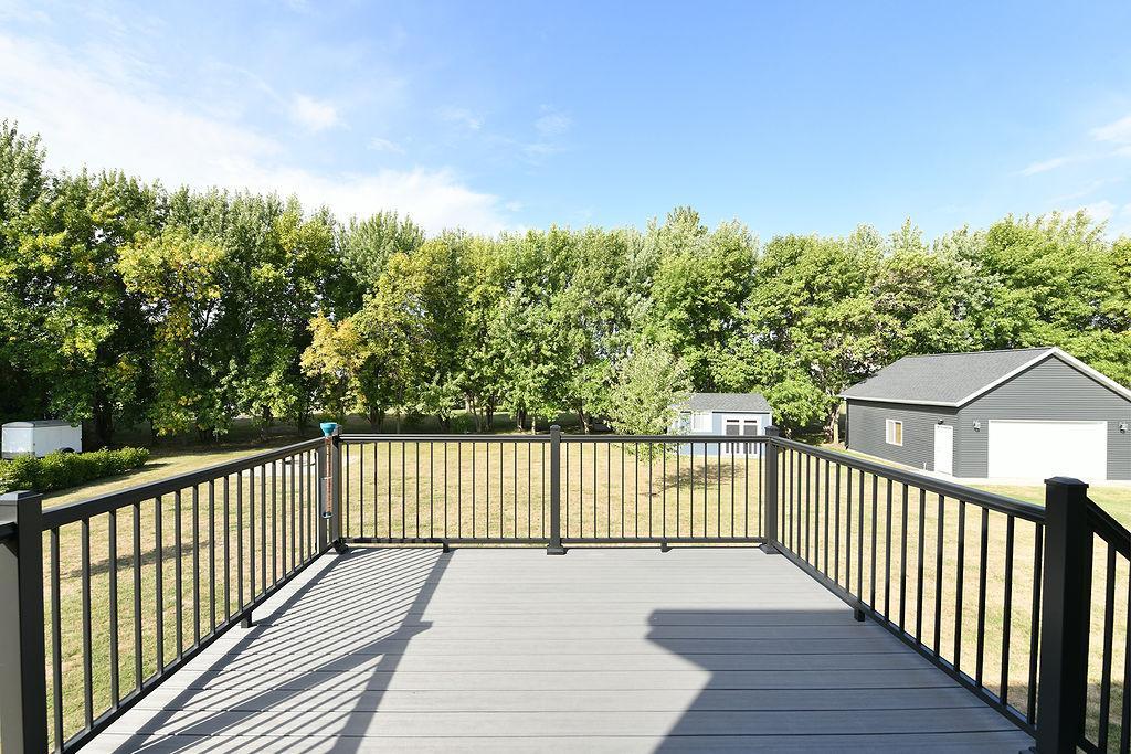 2002 single family home for sale at 8018 Aquarius Drive in Fargo, ND — 5 bed, 3 bath (photo 6 of 38)