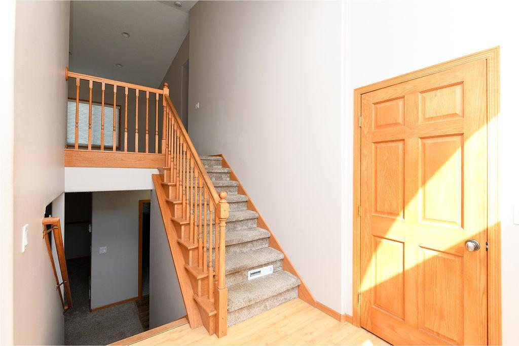2002 single family home for sale at 8018 Aquarius Drive in Fargo, ND — 5 bed, 3 bath (photo 8 of 38)