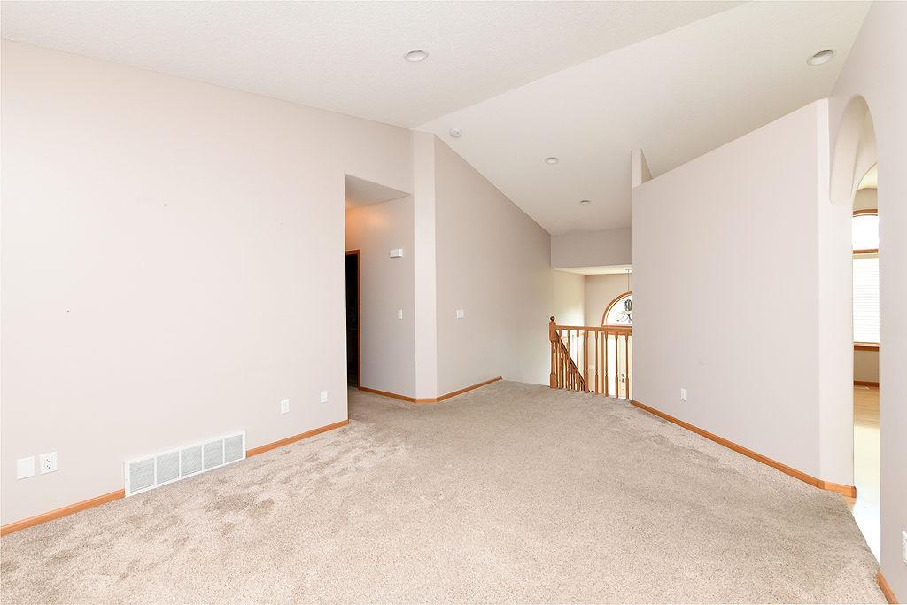 2002 single family home for sale at 8018 Aquarius Drive in Fargo, ND — 5 bed, 3 bath (photo 9 of 38)