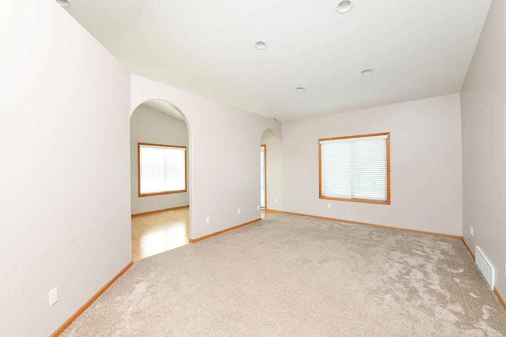 2002 single family home for sale at 8018 Aquarius Drive in Fargo, ND — 5 bed, 3 bath (photo 10 of 38)