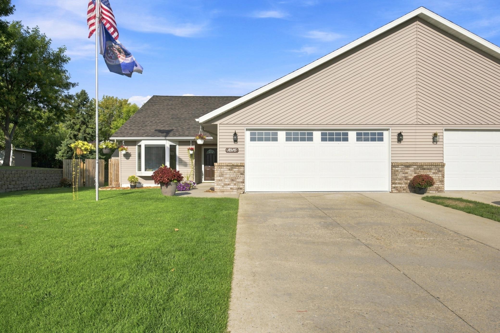2000 twin home for sale at 1815 Bridgeview Boulevard in Detroit Lakes, MN — 2 bed, 2 bath (photo 2 of 39)