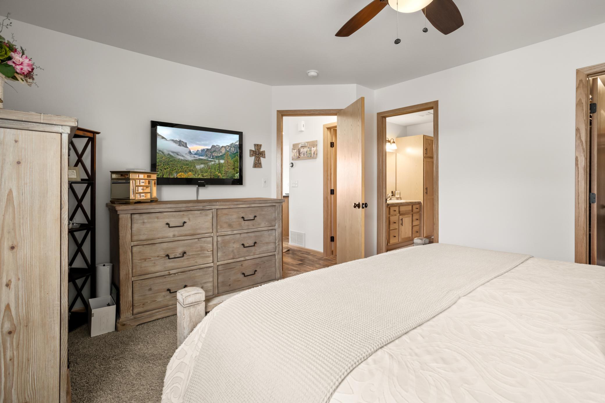 2016 single family home for sale at 2133 10th Street W in West Fargo, ND — 3 bed, 2 bath (photo 28 of 43)