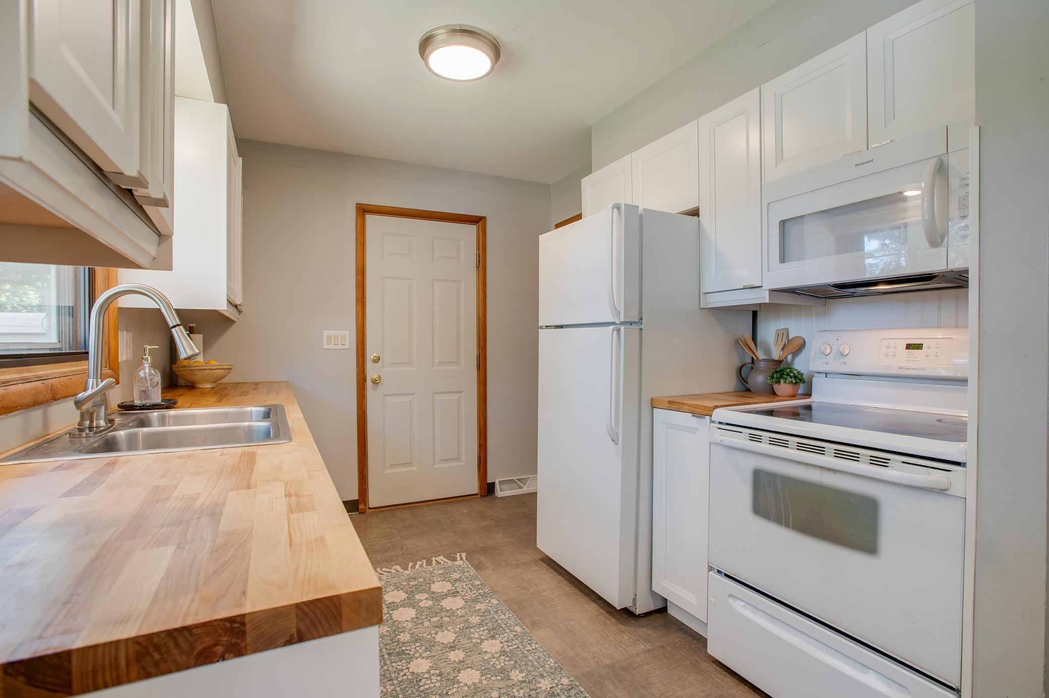1961 single family home for sale at 1842 15th Street S in Fargo, ND — 3 bed, 2 bath (photo 14 of 45)