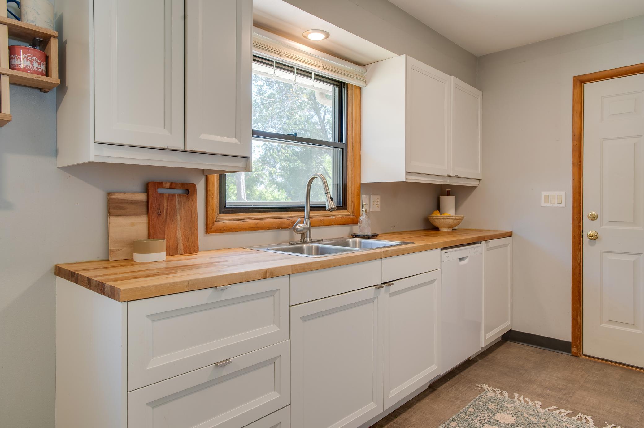 1961 single family home for sale at 1842 15th Street S in Fargo, ND — 3 bed, 2 bath (photo 15 of 45)