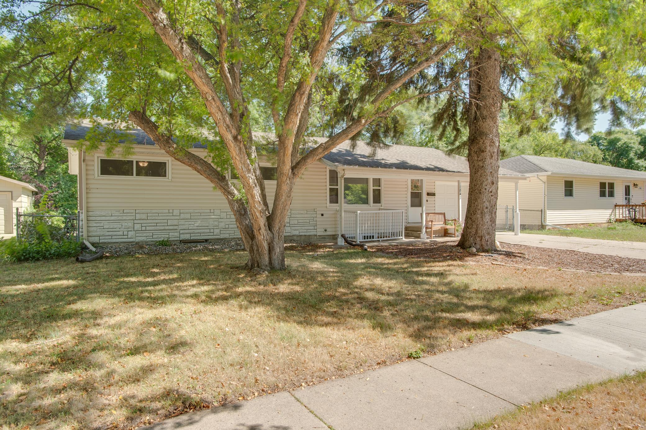 1961 single family home for sale at 1842 15th Street S in Fargo, ND — 3 bed, 2 bath (photo 3 of 45)