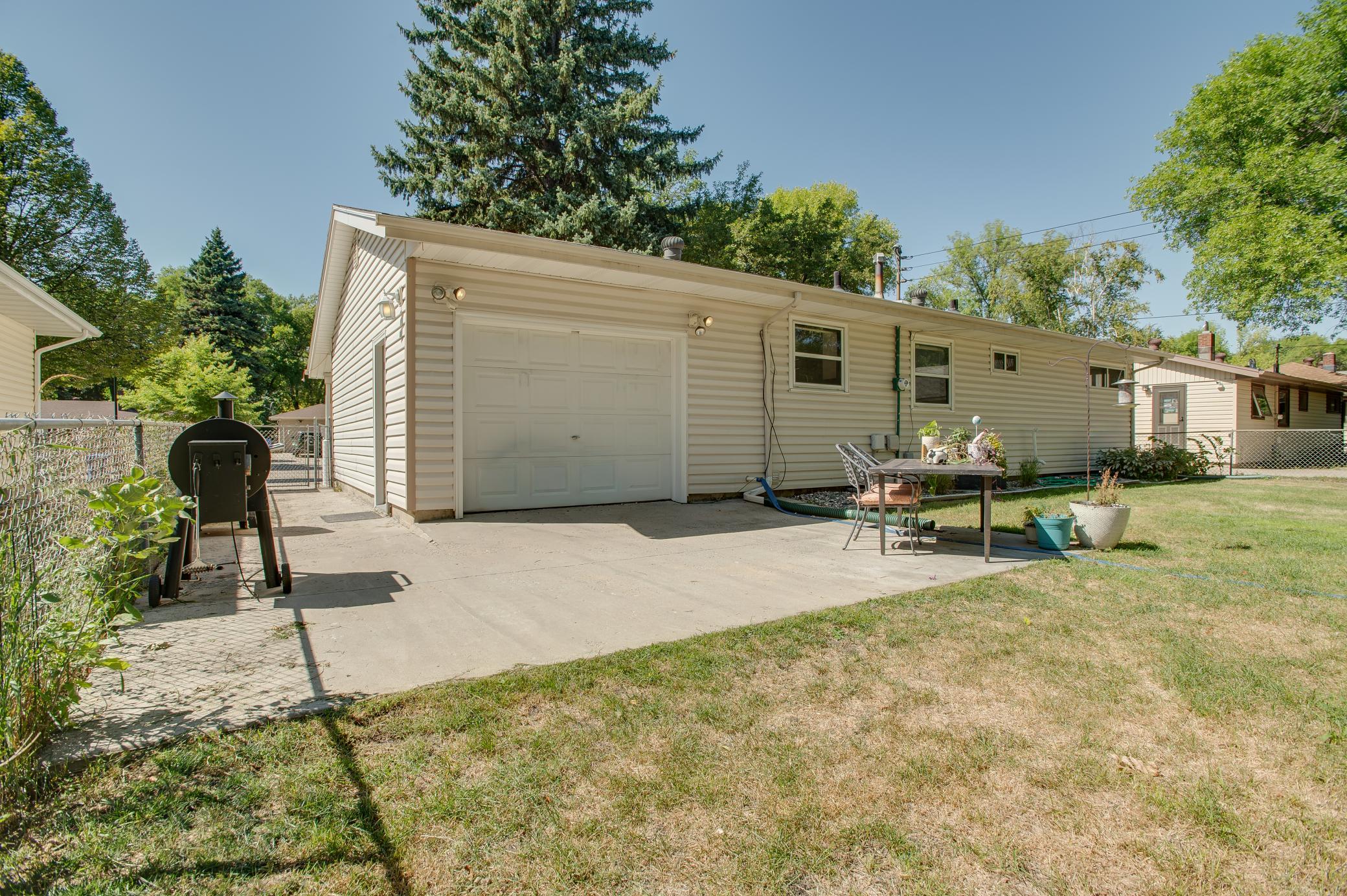 1961 single family home for sale at 1842 15th Street S in Fargo, ND — 3 bed, 2 bath (photo 37 of 45)