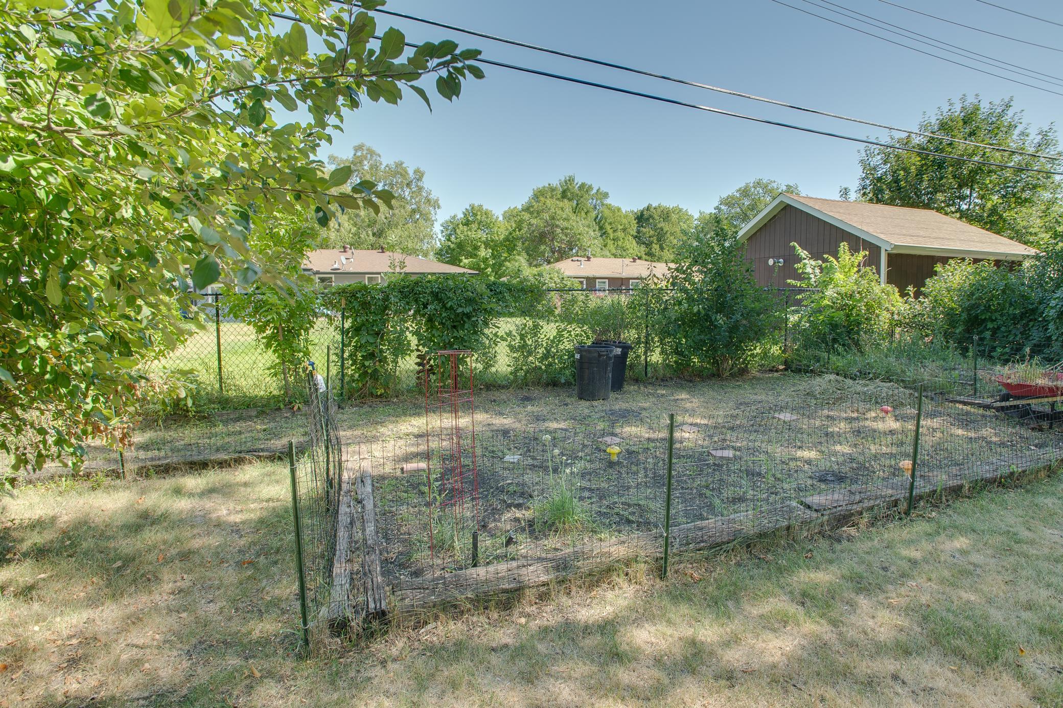 1961 single family home for sale at 1842 15th Street S in Fargo, ND — 3 bed, 2 bath (photo 45 of 45)