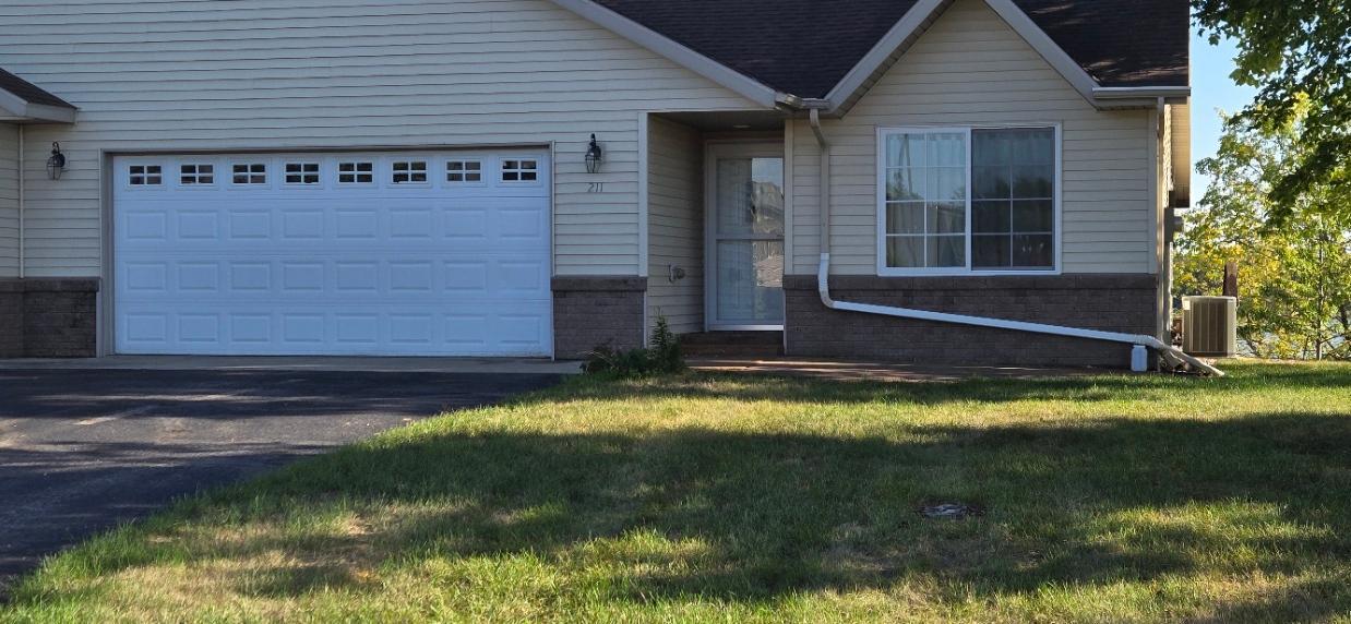 2002 townhouse for sale at 211 W Lake Street in Parkers Prairie, MN — 3 bed, 3 bath (photo 2 of 27)