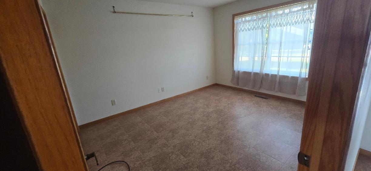 2002 townhouse for sale at 211 W Lake Street in Parkers Prairie, MN — 3 bed, 3 bath (photo 14 of 27)