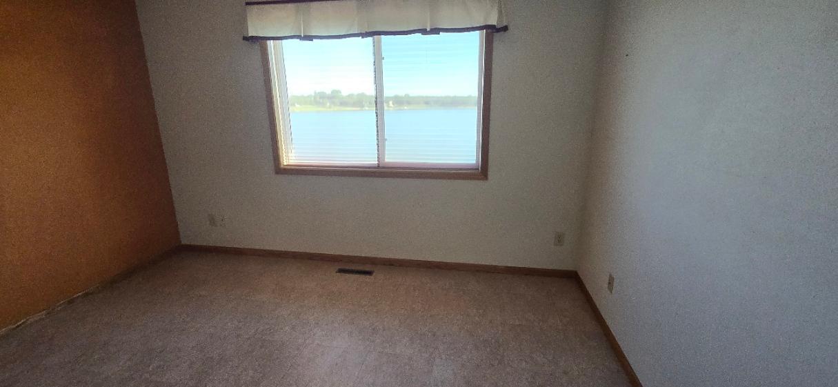 2002 townhouse for sale at 211 W Lake Street in Parkers Prairie, MN — 3 bed, 3 bath (photo 16 of 27)