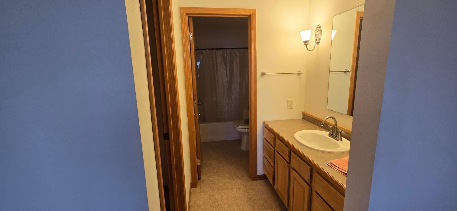 2002 townhouse for sale at 211 W Lake Street in Parkers Prairie, MN — 3 bed, 3 bath (photo 17 of 27)