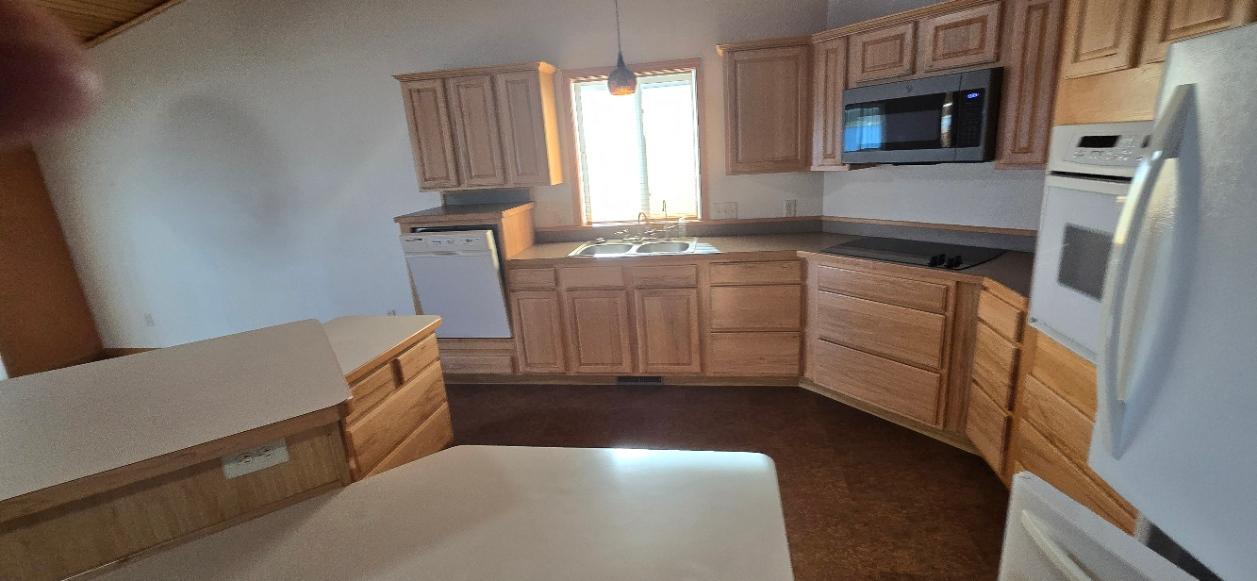 2002 townhouse for sale at 211 W Lake Street in Parkers Prairie, MN — 3 bed, 3 bath (photo 9 of 27)
