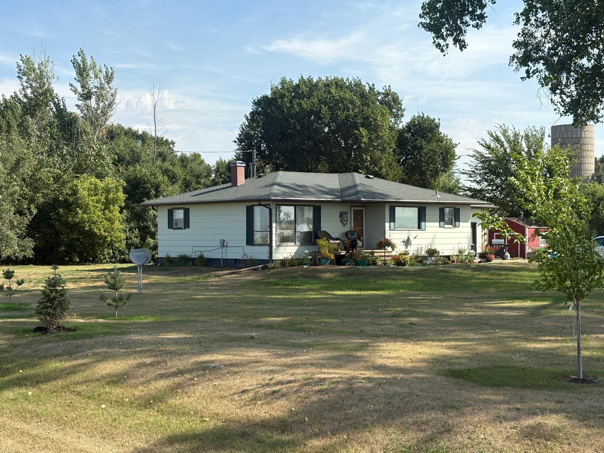 1965 single family home for sale at 7850 Hwy 18 Highway in Wyndmere, ND — 3 bed, 2 bath (photo 2 of 17)