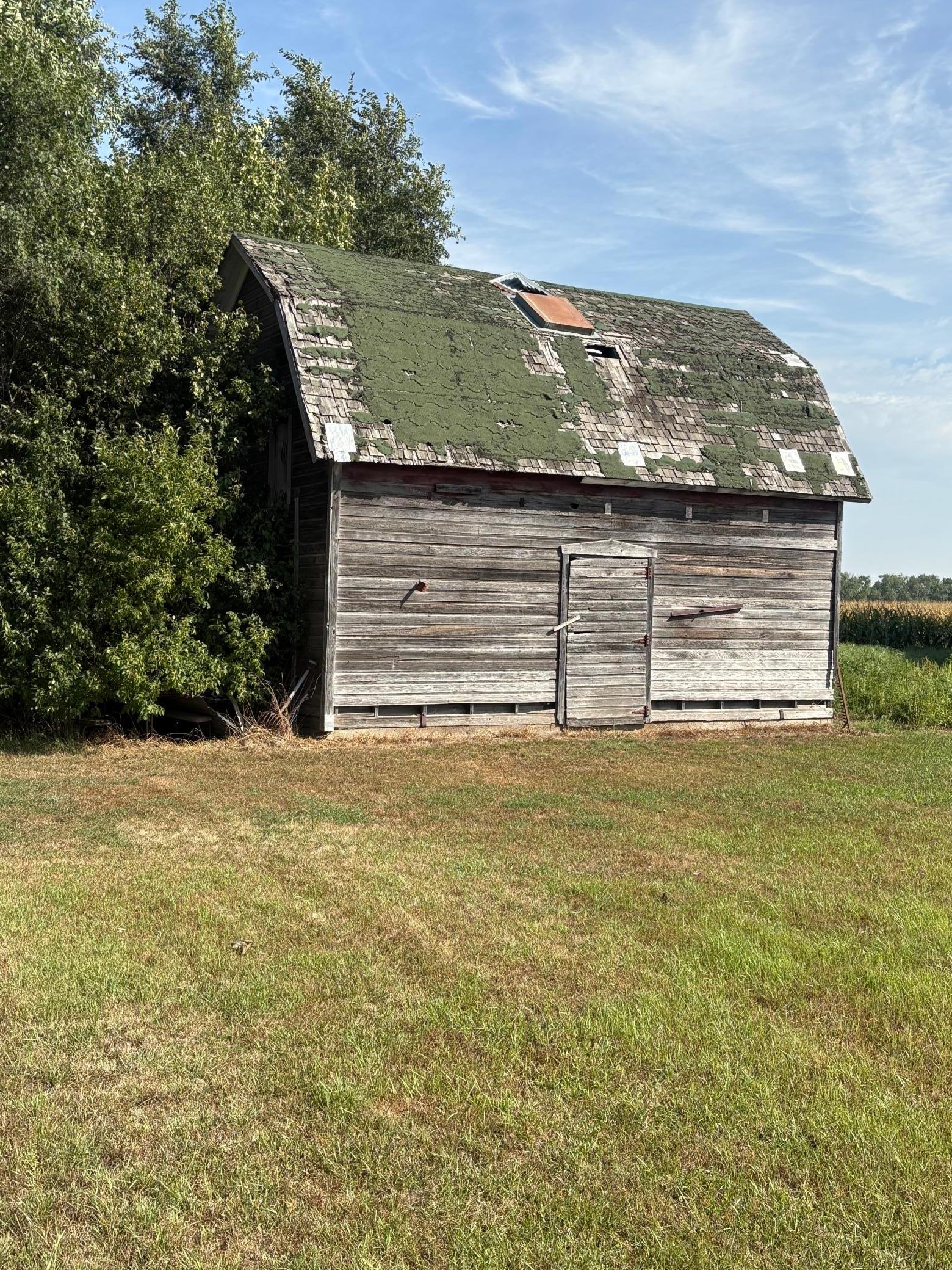 1965 single family home for sale at 7850 Hwy 18 Highway in Wyndmere, ND — 3 bed, 2 bath (photo 15 of 17)