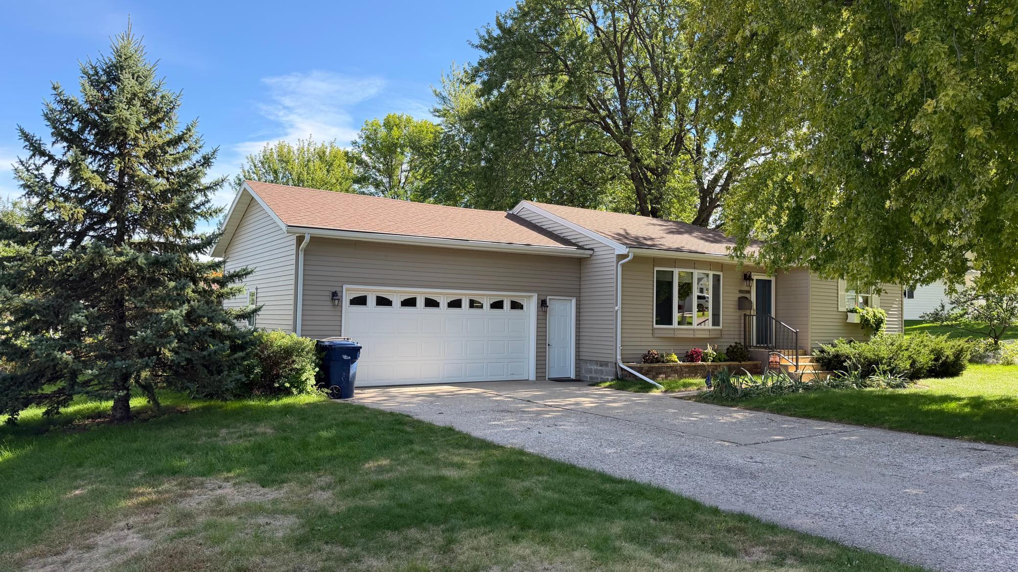 1960 single family home for sale at 819 S Martin Street in Fergus Falls, MN — 3 bed, 2 bath (photo 2 of 60)