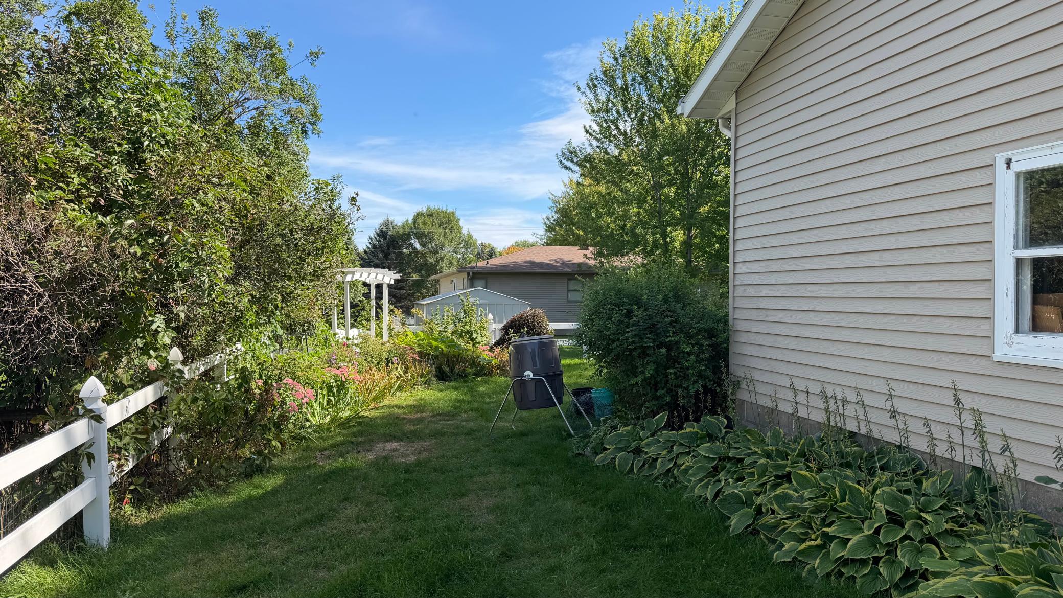 1960 single family home for sale at 819 S Martin Street in Fergus Falls, MN — 3 bed, 2 bath (photo 3 of 60)