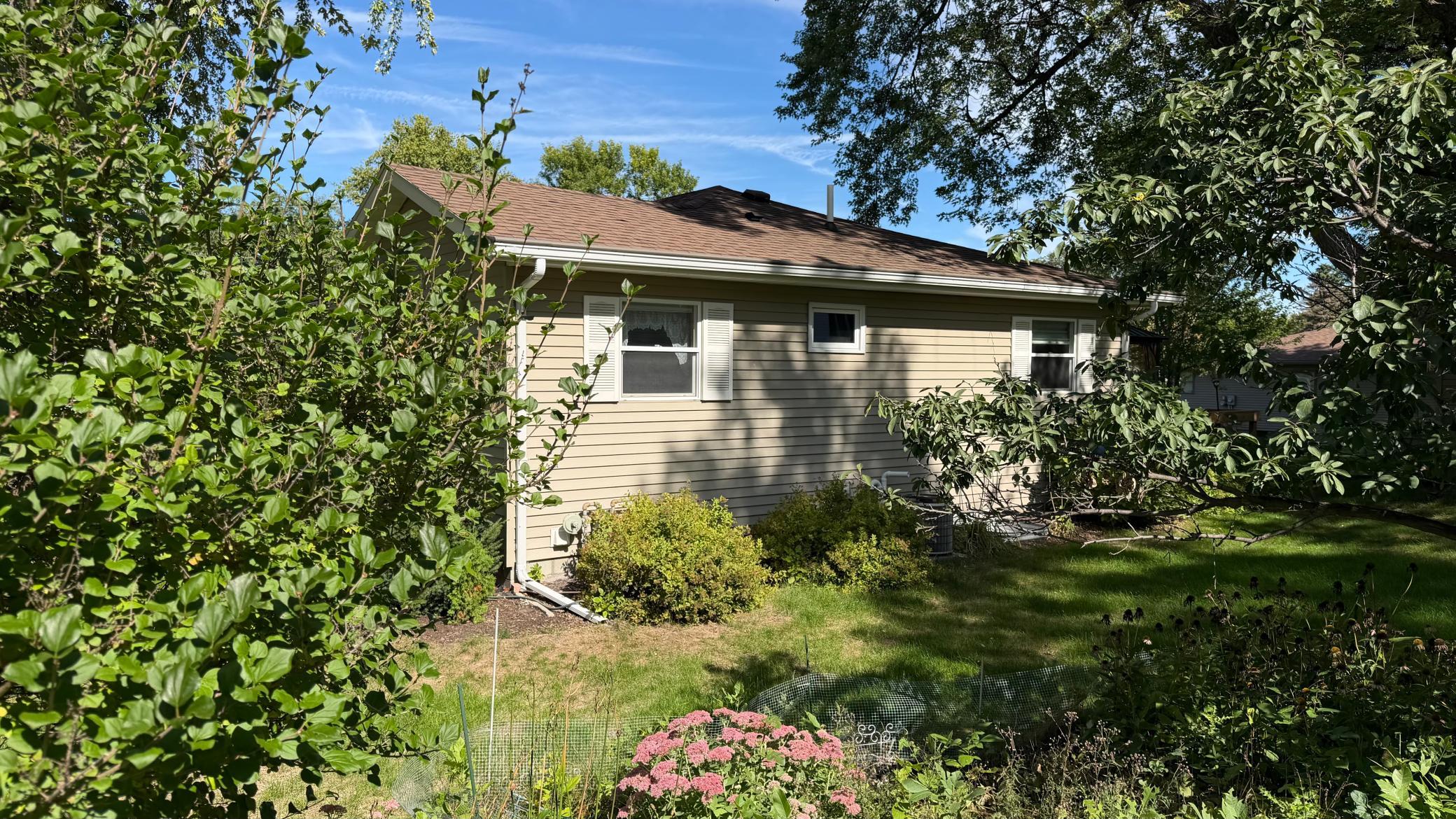 1960 single family home for sale at 819 S Martin Street in Fergus Falls, MN — 3 bed, 2 bath (photo 5 of 60)