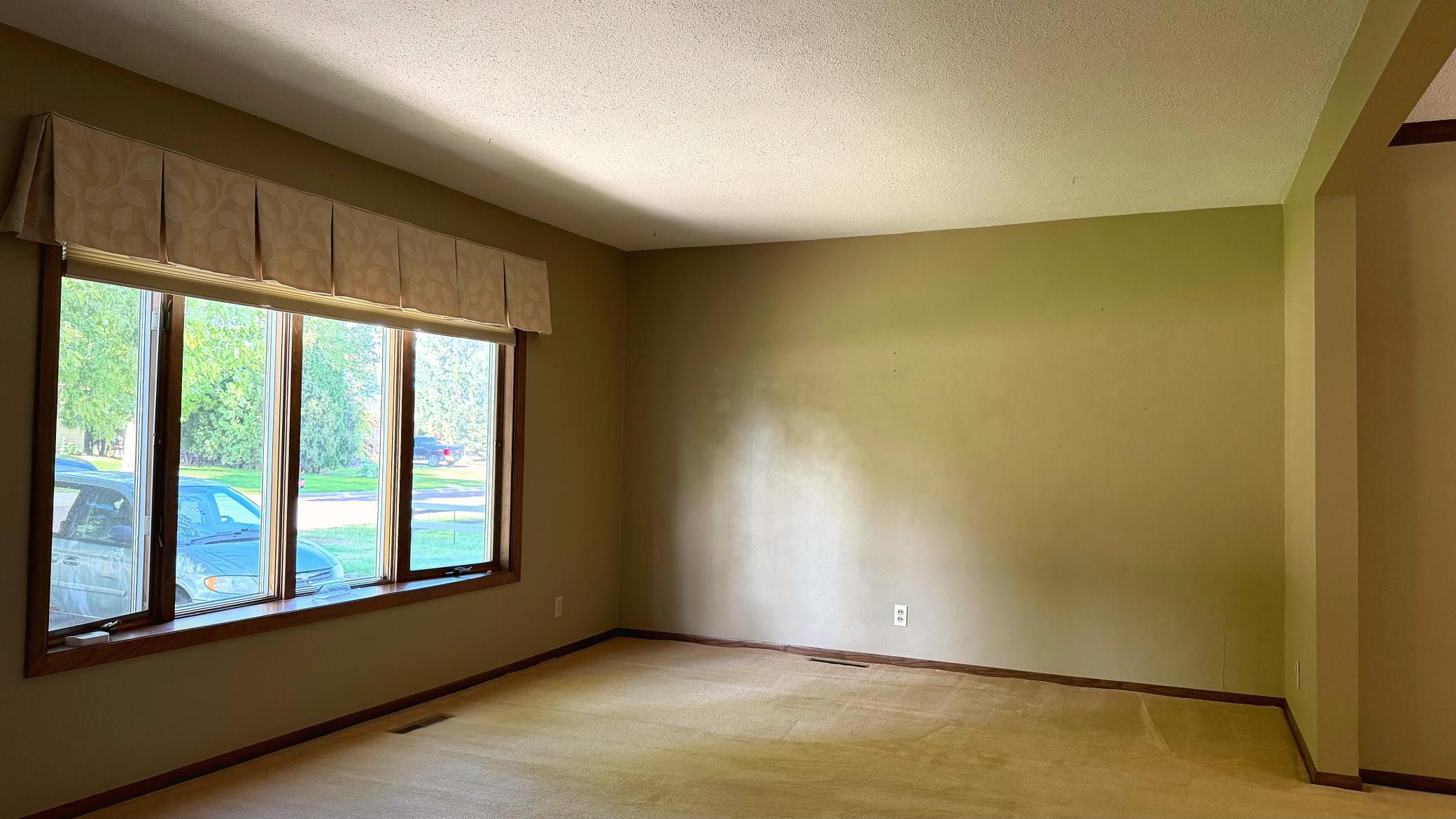 1960 single family home for sale at 819 S Martin Street in Fergus Falls, MN — 3 bed, 2 bath (photo 6 of 60)