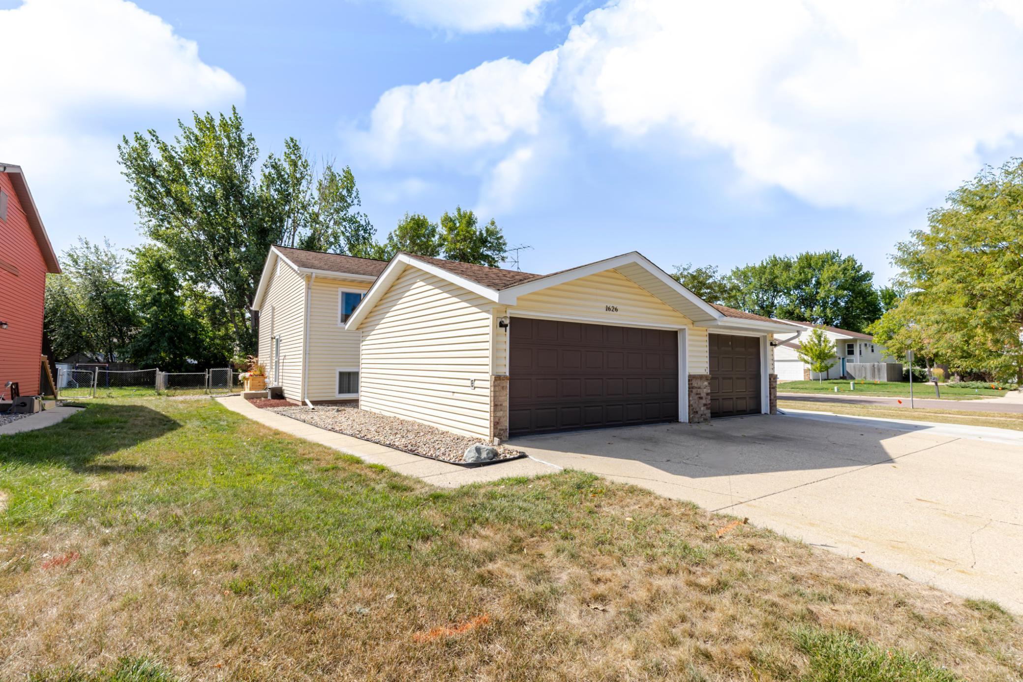 1985 twin home for sale at 1626 34 1/2 Avenue S in Fargo, ND — 4 bed, 2 bath (photo 2 of 41)