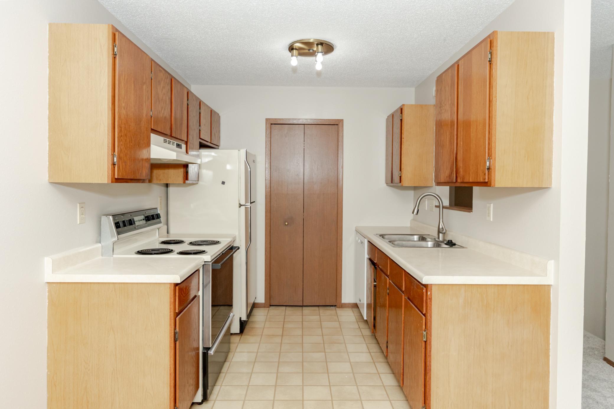 1985 twin home for sale at 1626 34 1/2 Avenue S in Fargo, ND — 4 bed, 2 bath (photo 12 of 41)