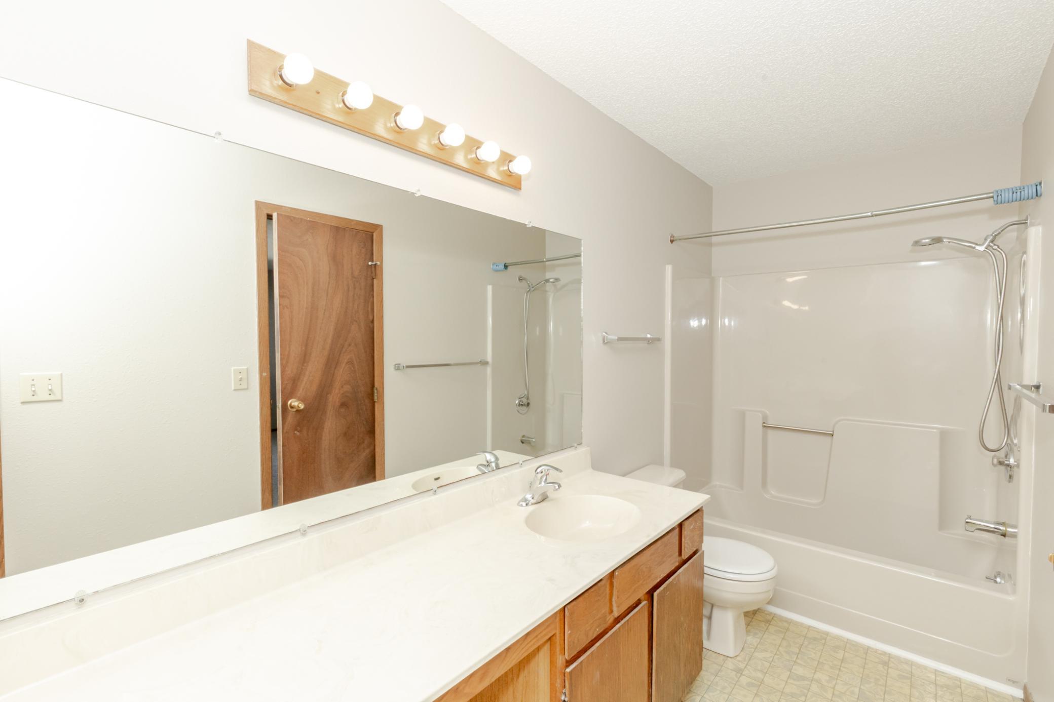1985 twin home for sale at 1626 34 1/2 Avenue S in Fargo, ND — 4 bed, 2 bath (photo 19 of 41)