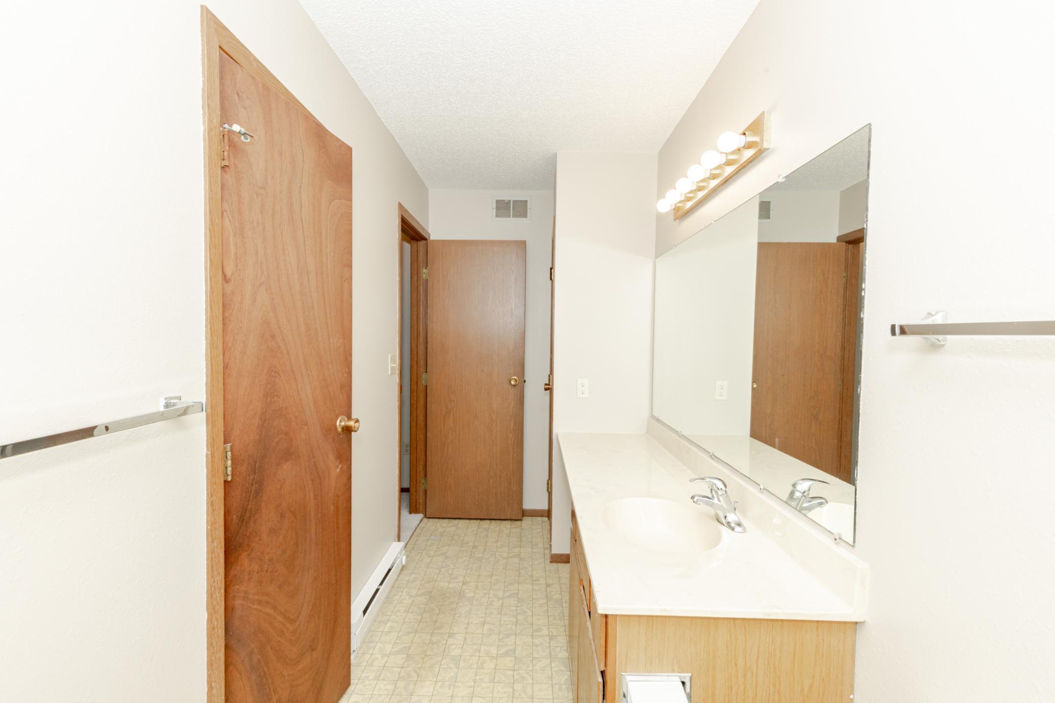 1985 twin home for sale at 1626 34 1/2 Avenue S in Fargo, ND — 4 bed, 2 bath (photo 20 of 41)