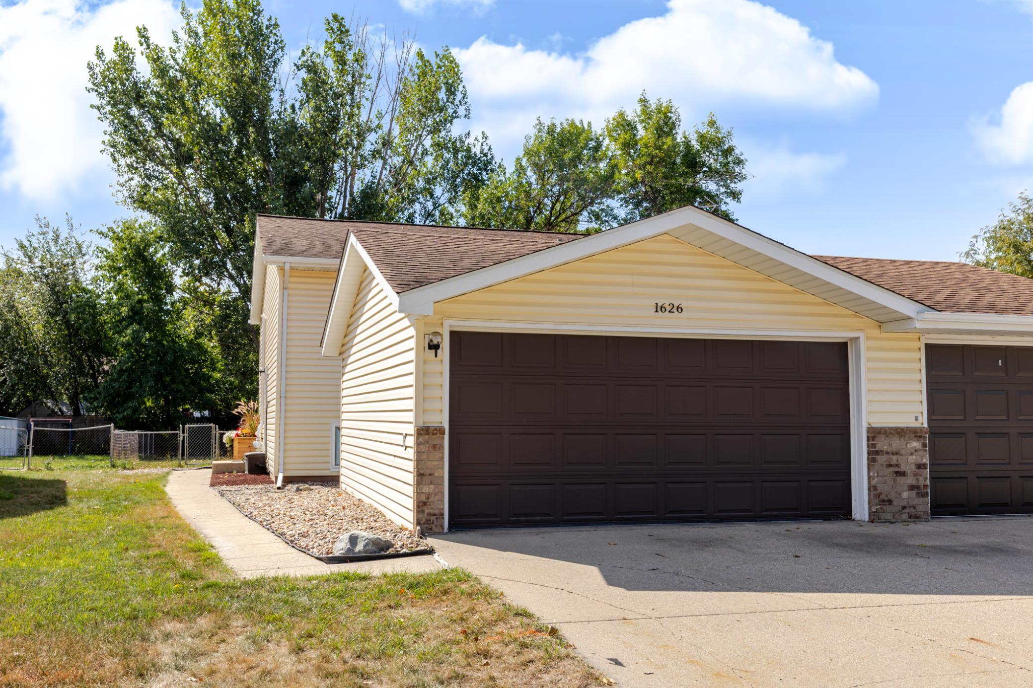 1985 twin home for sale at 1626 34 1/2 Avenue S in Fargo, ND — 4 bed, 2 bath (photo 3 of 41)