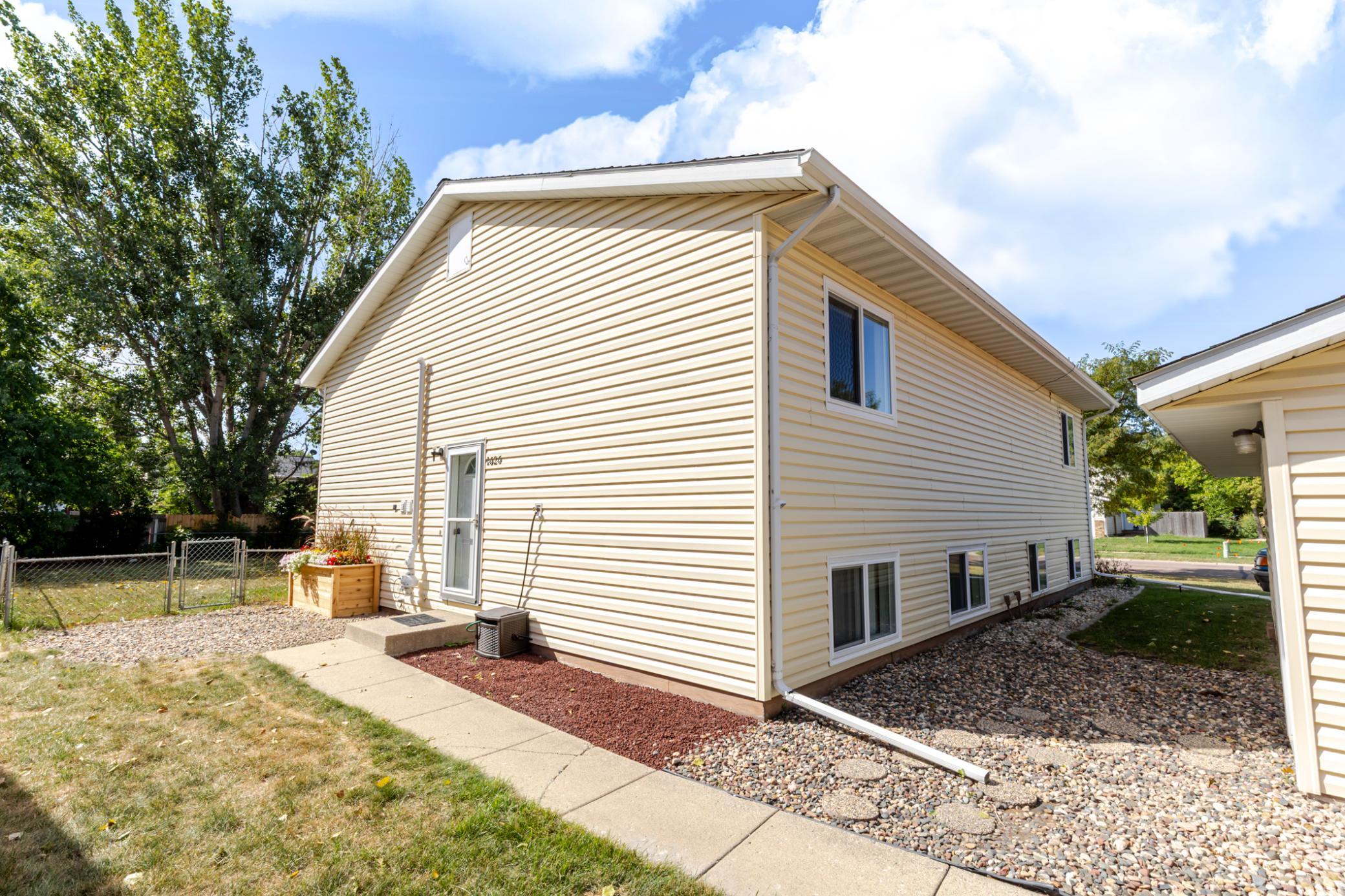 1985 twin home for sale at 1626 34 1/2 Avenue S in Fargo, ND — 4 bed, 2 bath (photo 4 of 41)