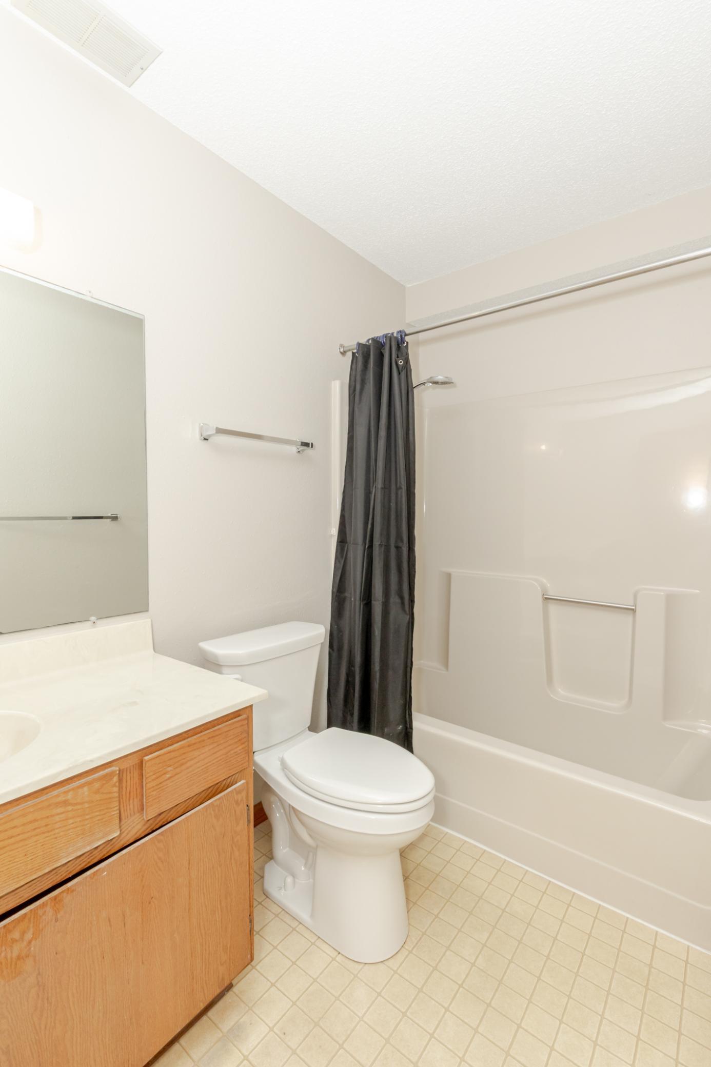 1985 twin home for sale at 1626 34 1/2 Avenue S in Fargo, ND — 4 bed, 2 bath (photo 31 of 41)