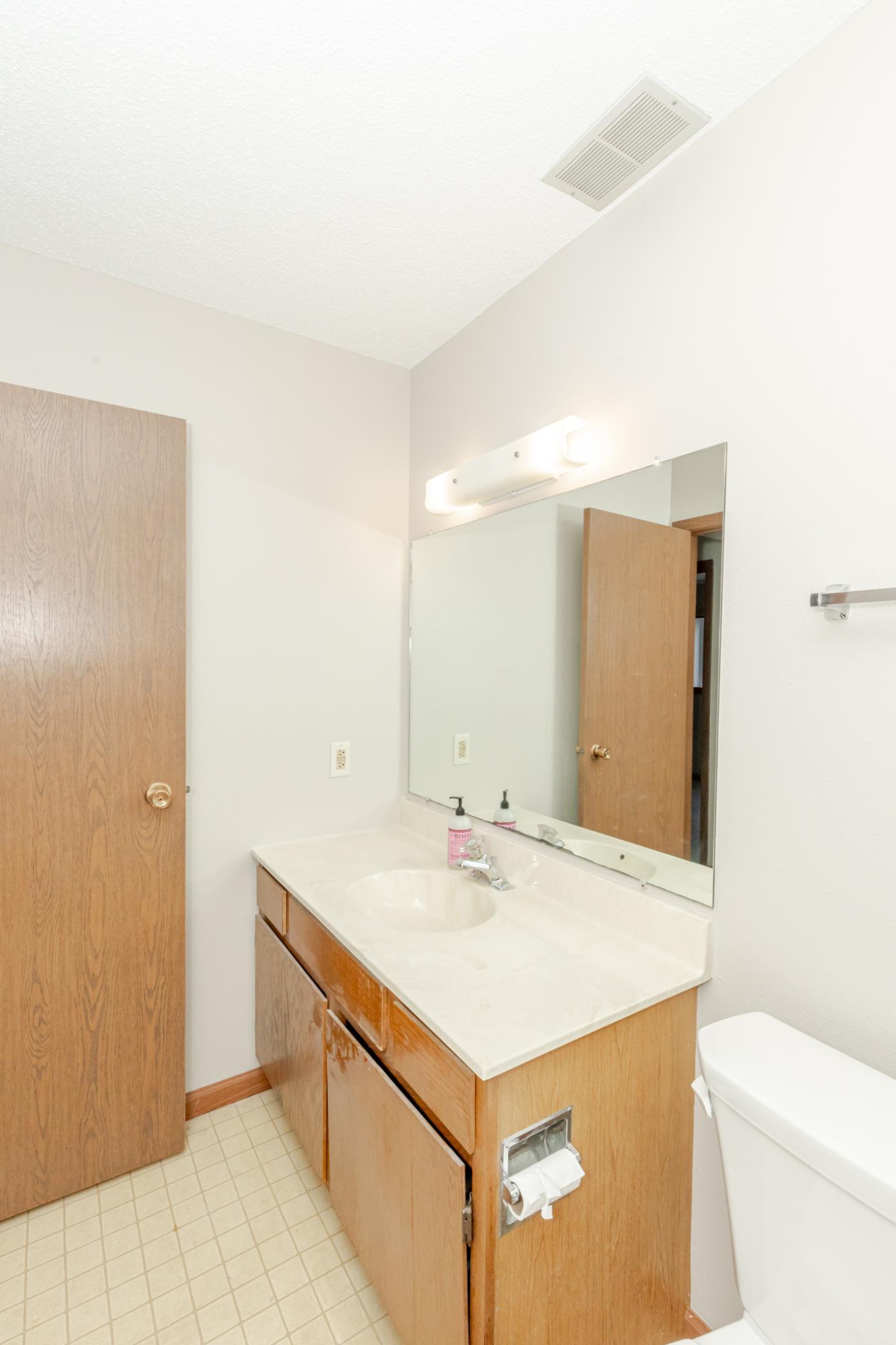 1985 twin home for sale at 1626 34 1/2 Avenue S in Fargo, ND — 4 bed, 2 bath (photo 32 of 41)