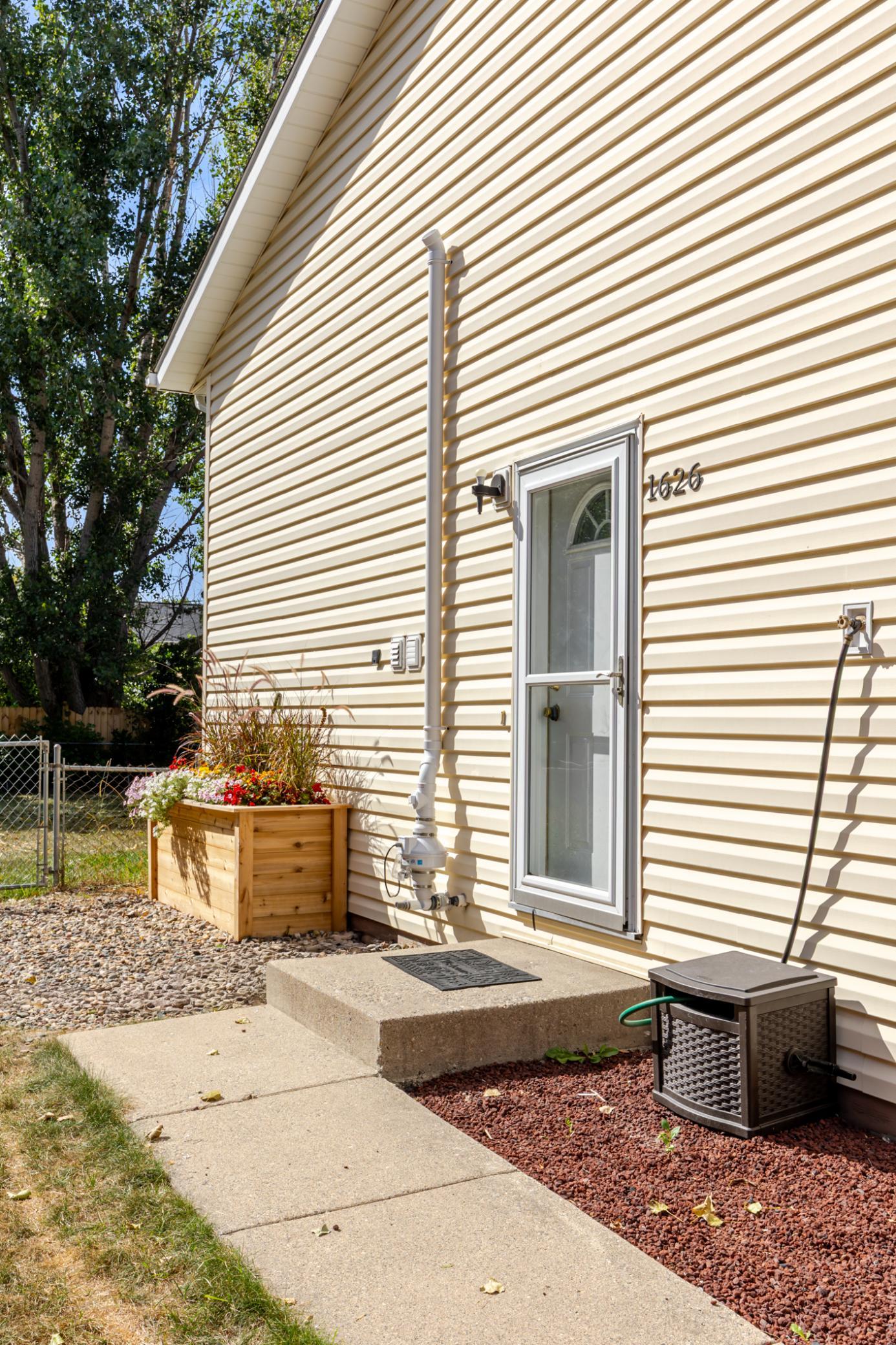 1985 twin home for sale at 1626 34 1/2 Avenue S in Fargo, ND — 4 bed, 2 bath (photo 5 of 41)