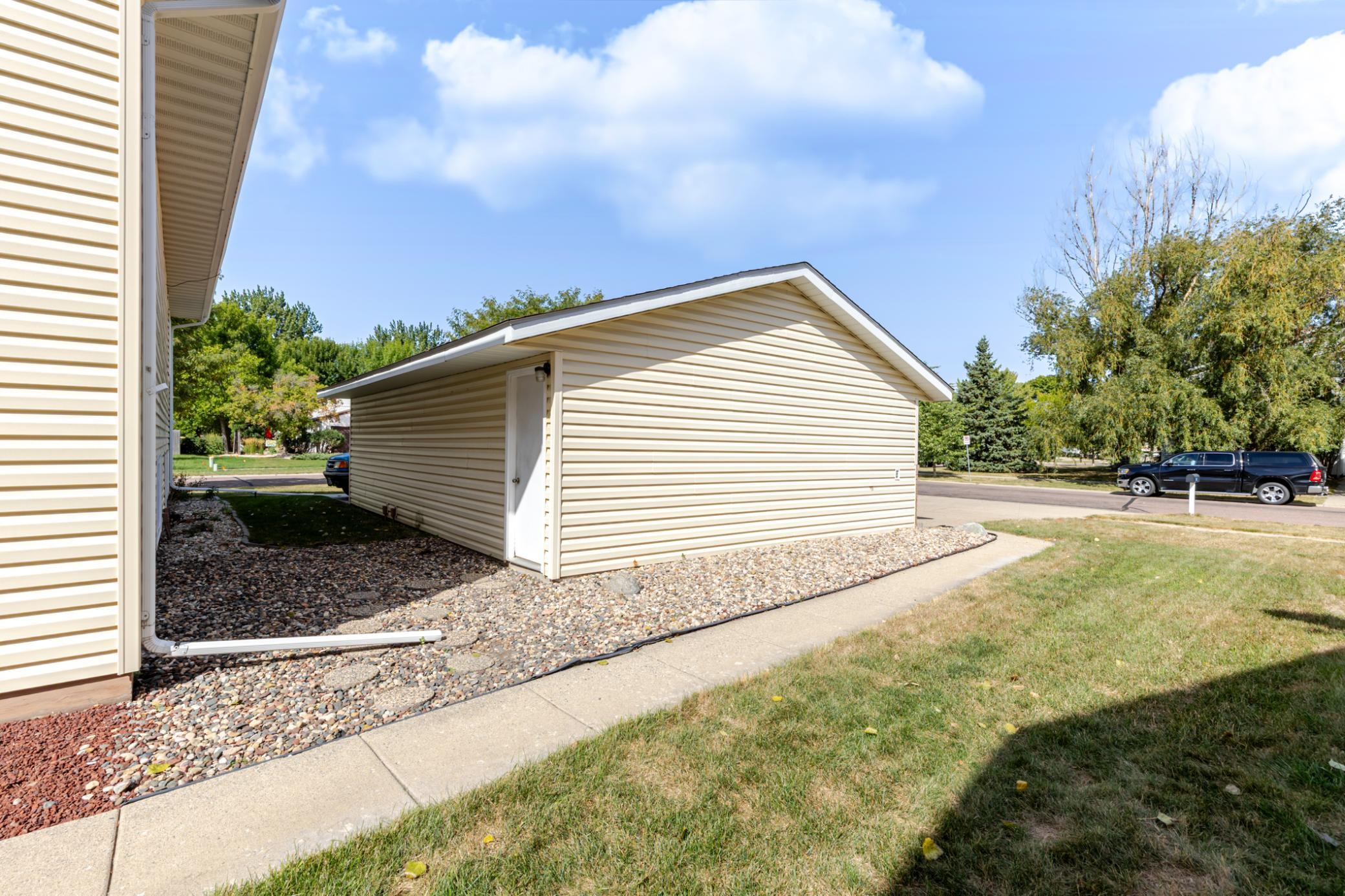 1985 twin home for sale at 1626 34 1/2 Avenue S in Fargo, ND — 4 bed, 2 bath (photo 41 of 41)