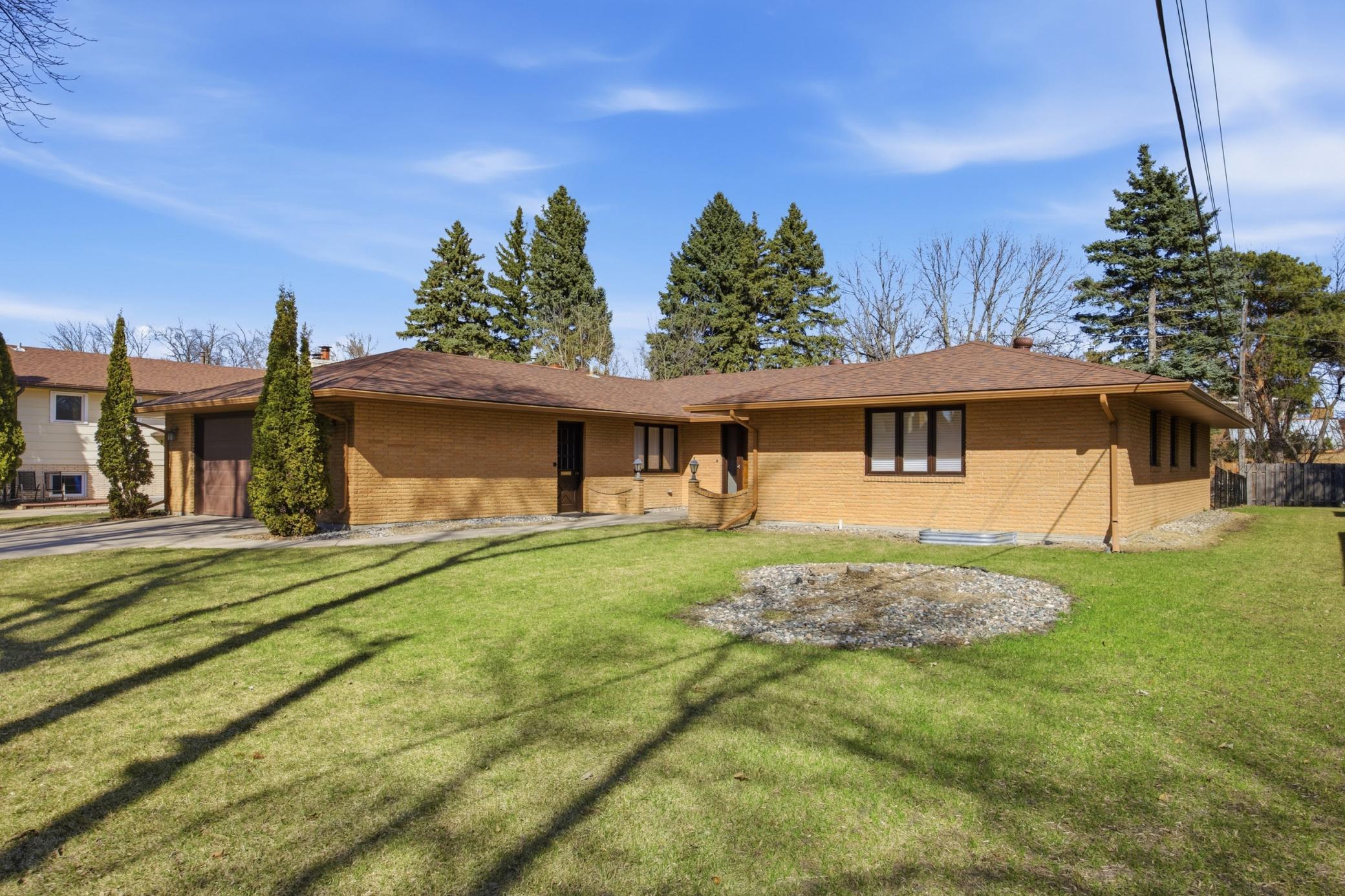 1973 single family home for sale at 1301 ELM Street N in Fargo, ND — 4 bed, 3 bath (photo 2 of 53)