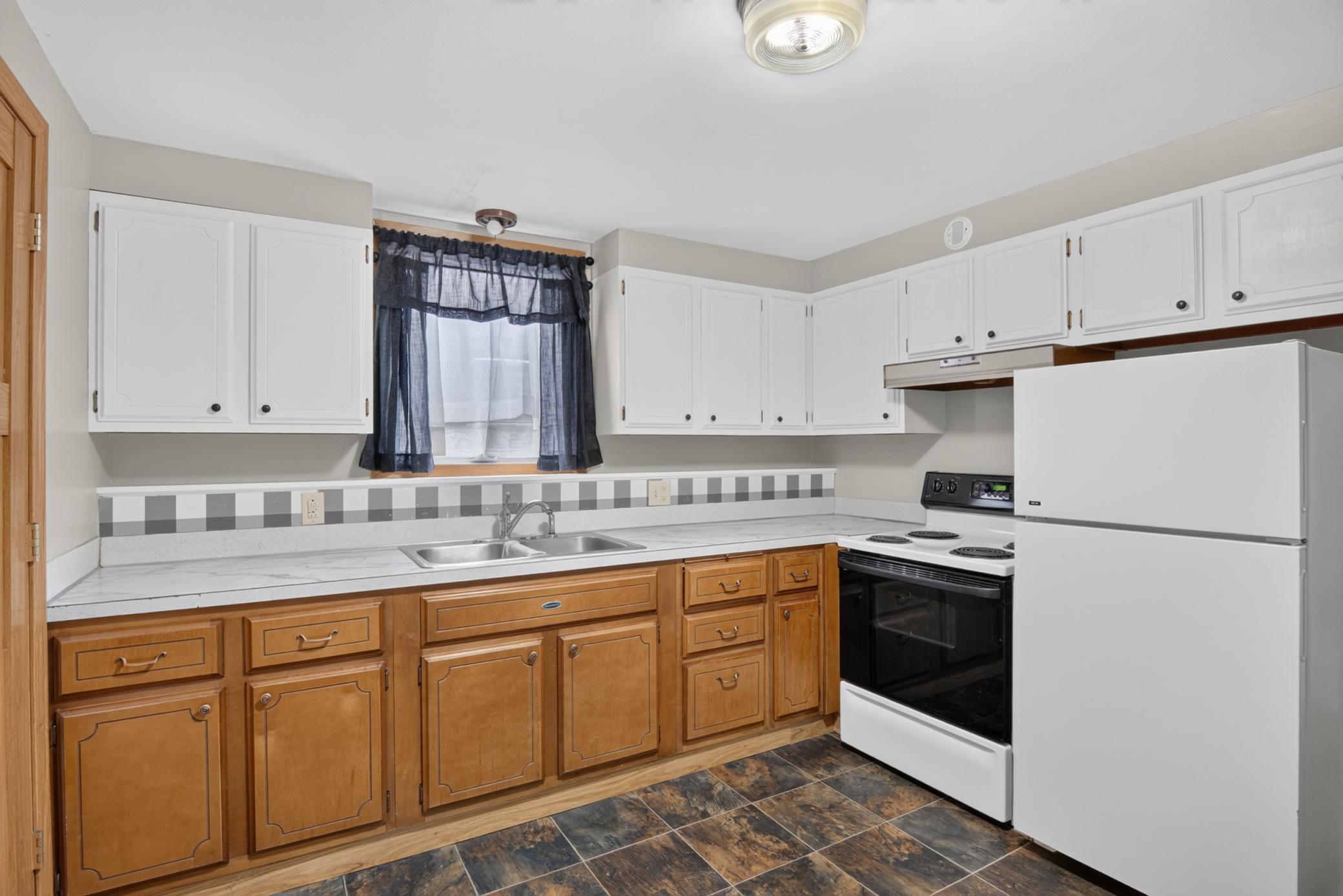 1967 single family home for sale at 224 5th Avenue NE, Unit 8 in Valley City, ND — 2 bed, 1 bath (photo 5 of 15)