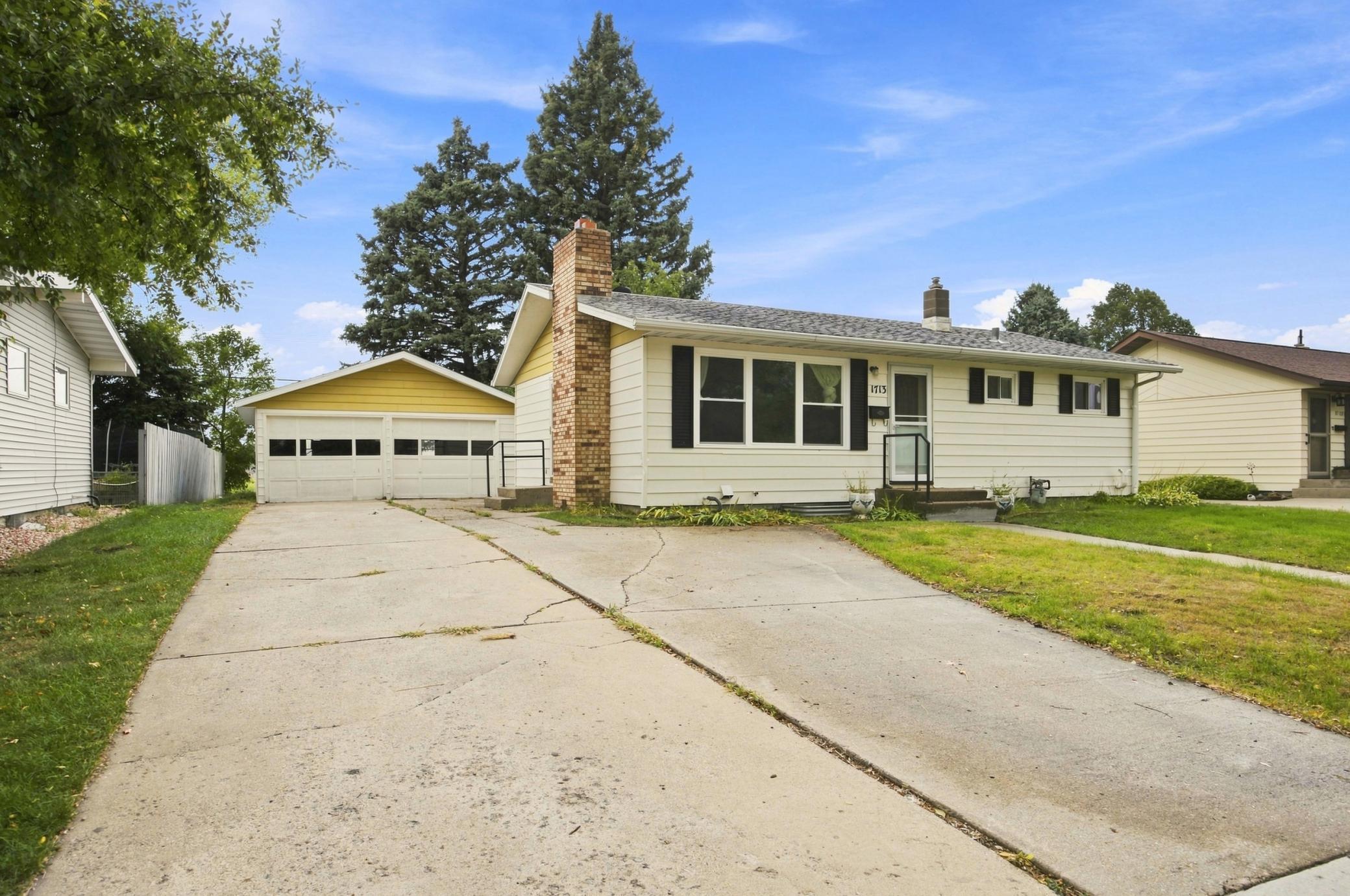 1959 single family home for sale at 1713 17th Street S in Fargo, ND — 4 bed, 2 bath (photo 2 of 28)