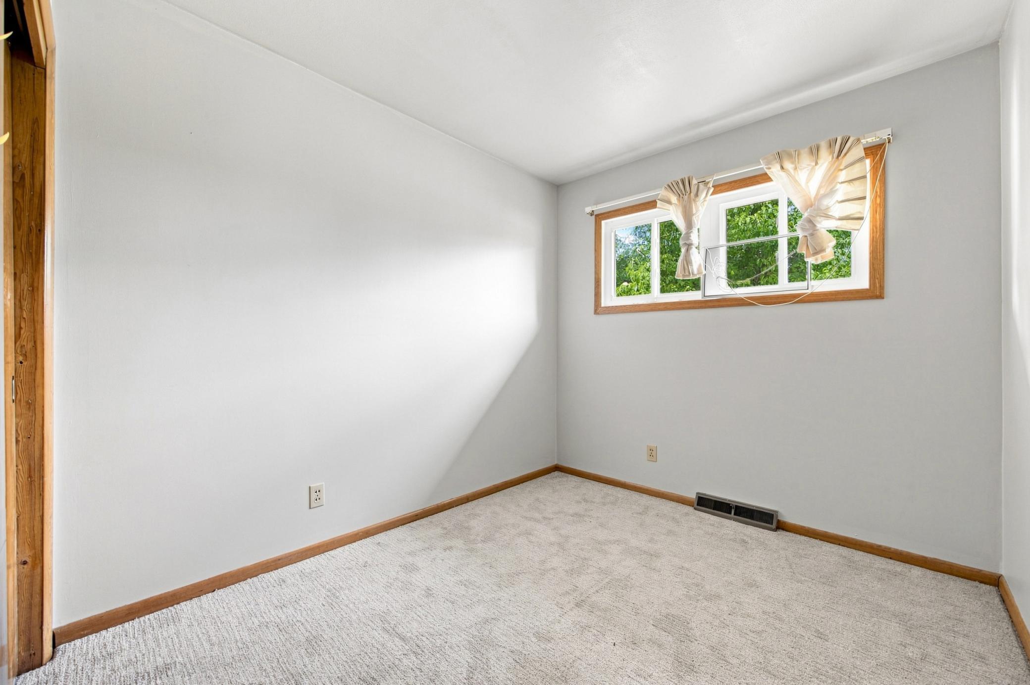 1959 single family home for sale at 1713 17th Street S in Fargo, ND — 4 bed, 2 bath (photo 12 of 28)