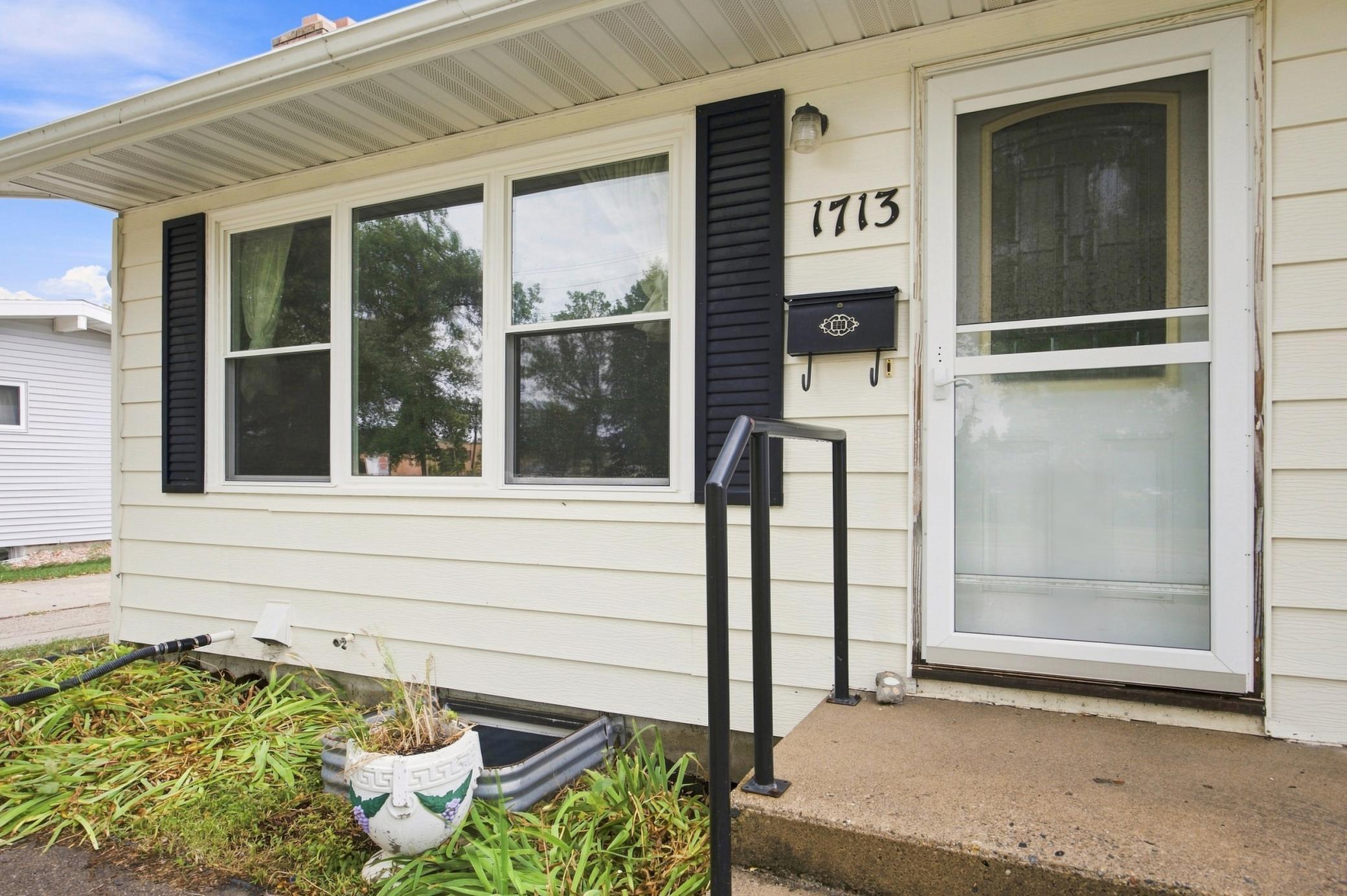 1959 single family home for sale at 1713 17th Street S in Fargo, ND — 4 bed, 2 bath (photo 3 of 28)