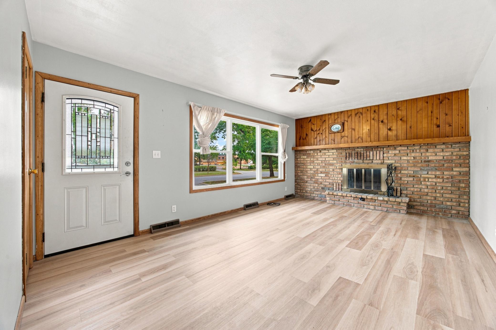 1959 single family home for sale at 1713 17th Street S in Fargo, ND — 4 bed, 2 bath (photo 5 of 28)