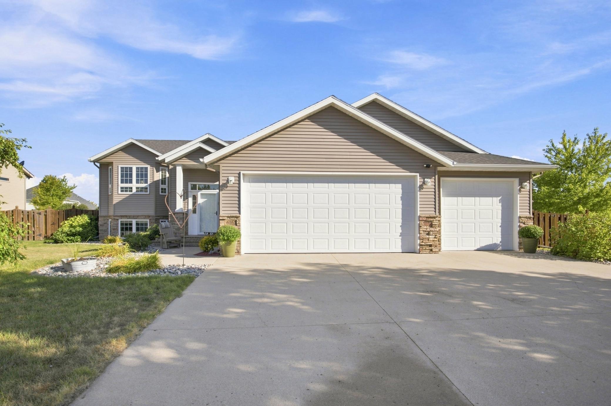 2005 single family home for sale at 616 Lexington Lane in Moorhead, MN — 5 bed, 3 bath