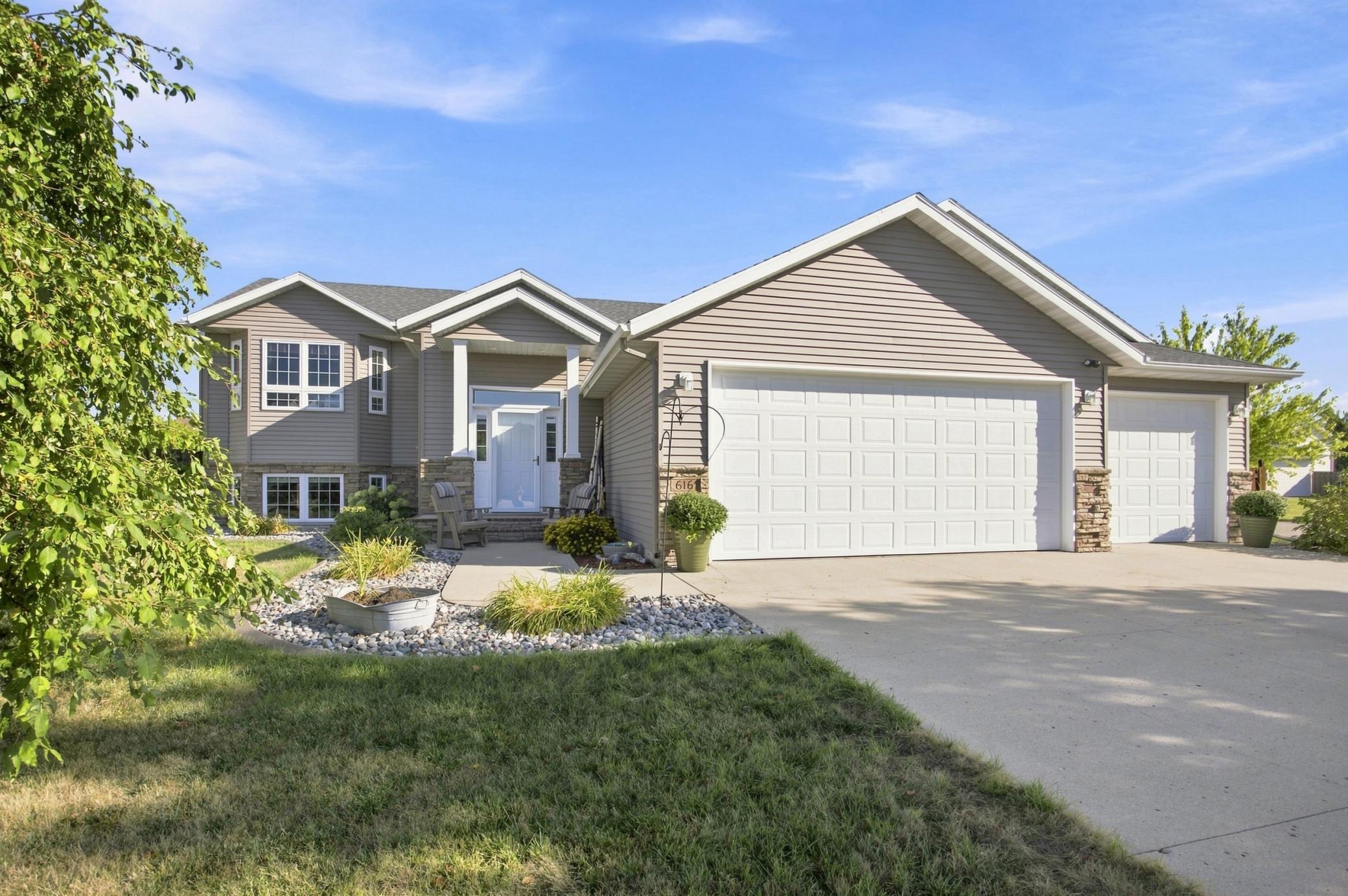2005 single family home for sale at 616 Lexington Lane in Moorhead, MN — 5 bed, 3 bath (photo 2 of 34)